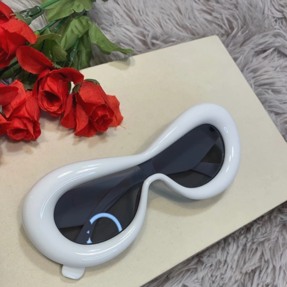 πΉI am a Celebrity! Retro Futuristic Oversized Bubble White Sunglasses β’ Unisex